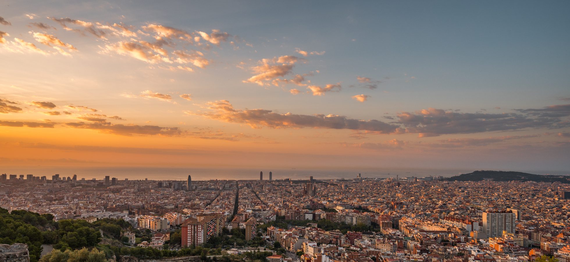 Panoramiczne ujęcie panoramy Barcelony o wschodzie słońca.